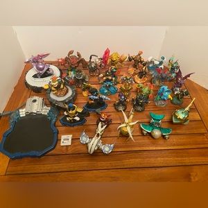 lot of 29 Skylanders Activision figure/ 3 Portals/ 1 Nintendo 3DS game